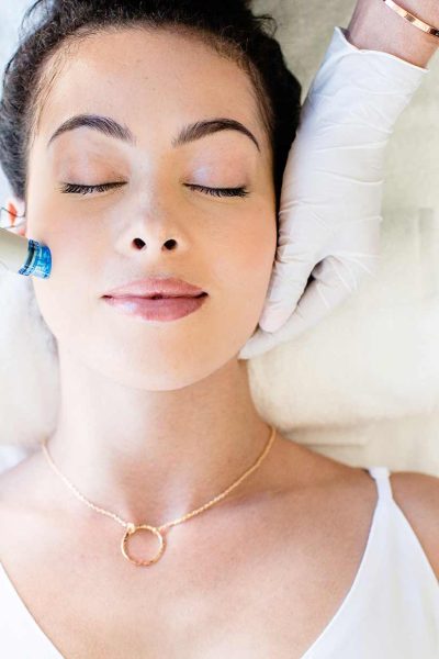 femme recevant un soin du visage HydraFacial femme recevant un soin du visage HydraFacial